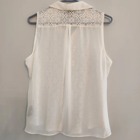 By & By Cream Sheer Printed Front Blouse. Beautiful pattern. Size XL. - Picture 5 of 5